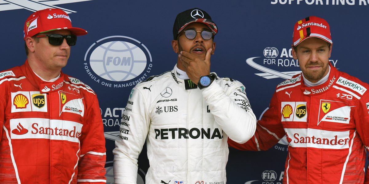 Lewis Hamilton, piloto de Mercedes, junto a los dos de Ferrari