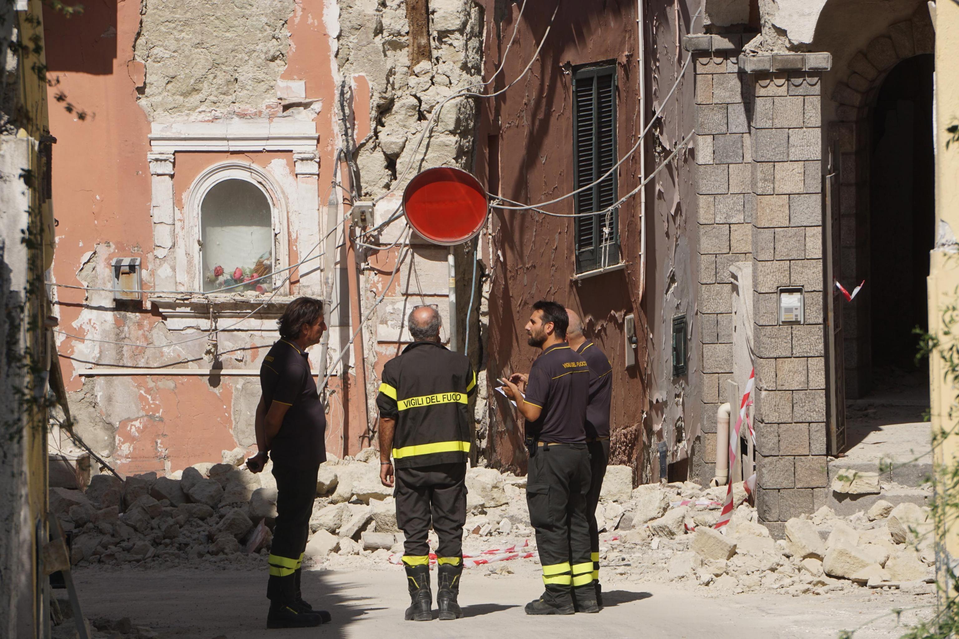 Dateando TERREMOTO EN LA ISLA DE ISCHIA DEJA DOS MUERTOS Y 41 HERIDOS