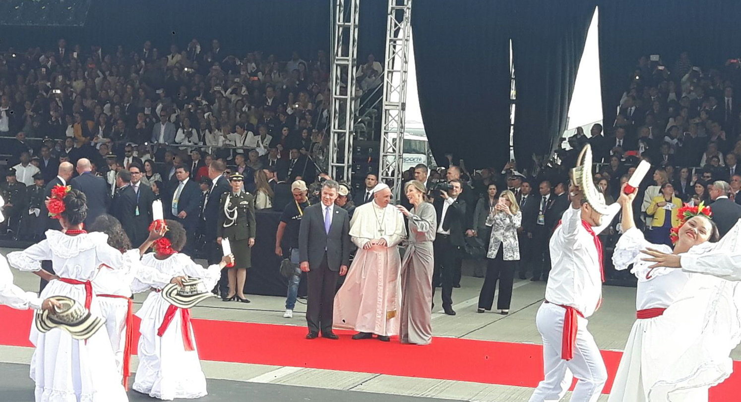 Dateando, El papa Francisco llega a Bogotá para visita de cinco días en Colombia