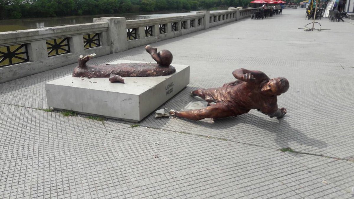 Dateando-MessiEstatua