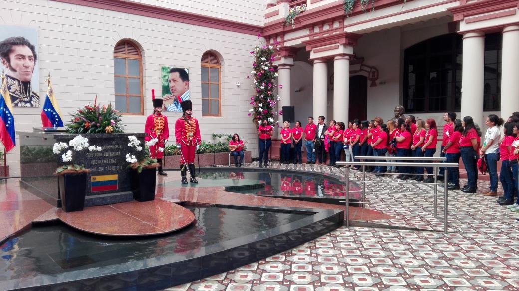 Dateando - Atahualpa Fernández Arbulu - Trabajadores del Complejo Industrial Tiuna homenajean a Chávez en Cuartel de la Montaña - FOTO