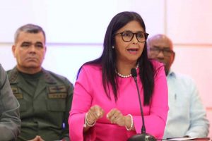 Delcy Rodríguez indicó que el objetivo de Guaidó es entregar los activos y parte del territorio del país a trasnacionales