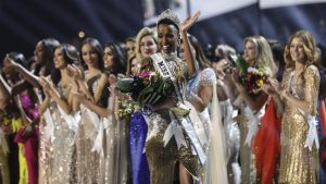 Sudafricana Zozibini Tunzi se lleva la corona de Miss Universo 2019