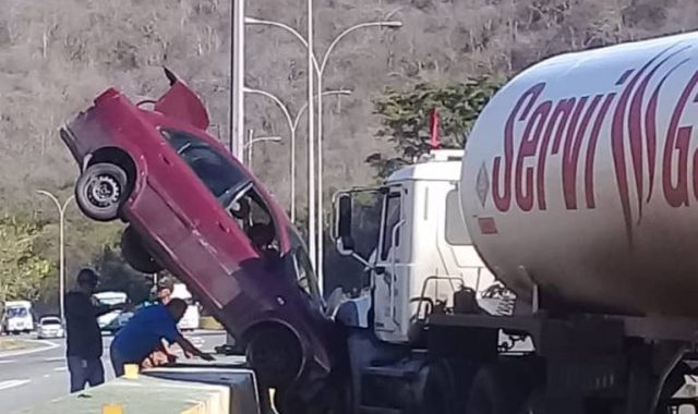 Accidente en la autopista Gran Mariscal de Ayacucho este viernes
