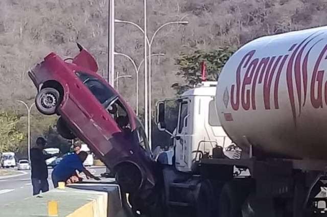 Accidente en la autopista Gran Mariscal de Ayacucho este viernes