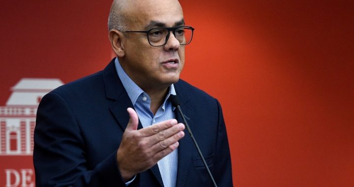 Jorge Rodríguez dijo a Roberto Picón que debe ejercer como árbitro electoral y no como político