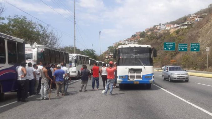 “Operación morrocoy” en la ruta Caracas-La Guaira perjudica a cientos de usuarios