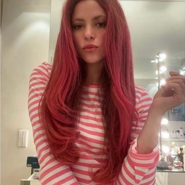 Shakira de rosado