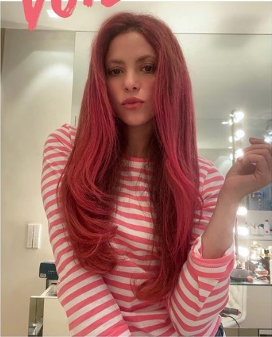 Shakira de rosado