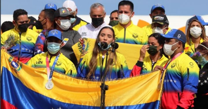 Con el Alma Llanera e Himno Nacional recibieron a los atletas venezolanos