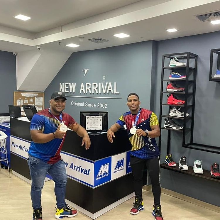 Ronald José Rubio Ampueda - New Arrival - Keydomar Vallenilla y Julio Mayora firman autógrafos en tienda del Sambil - IMG