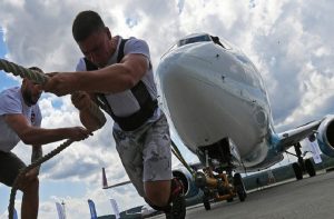 ¡Increíble! Bombero mueve avión de 65 toneladas en Rusia - FOTO