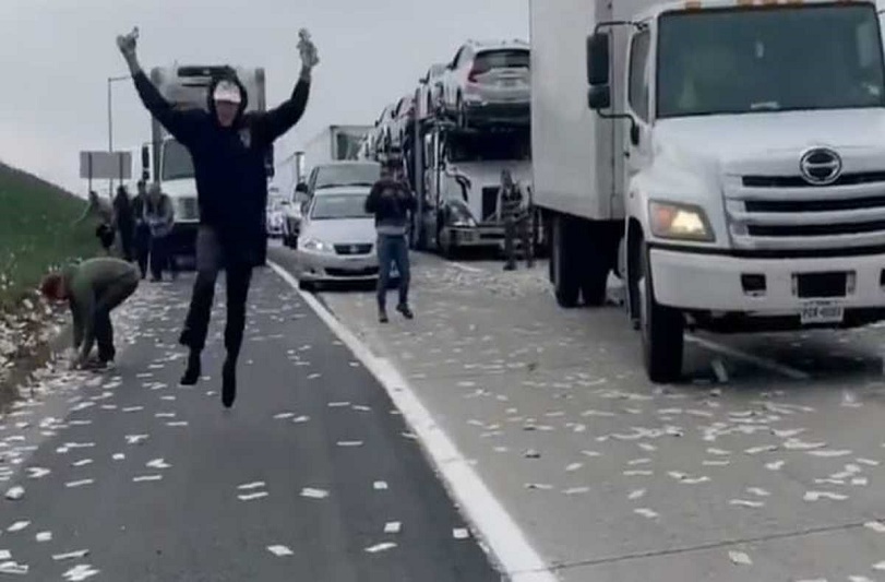 ¡Sorprendente! Camión blindado se abre en plena carretera y genera caos de billetes - FOTO