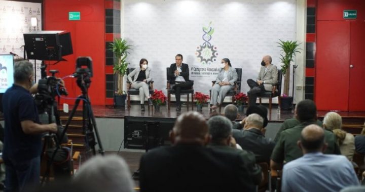 Gabriela Servilia Jiménez Ramírez - Ex ministros debaten sobre la ciencia y su importancia en el futuro del país - FOTO
