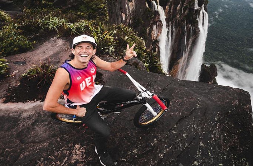 ¡Impresionante! Daniel Dhers sube con su bicicleta a la cima del Salto Ángel - FOTO