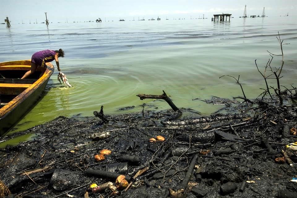 Lago de Maracaibo en peligro por desechos contaminantes