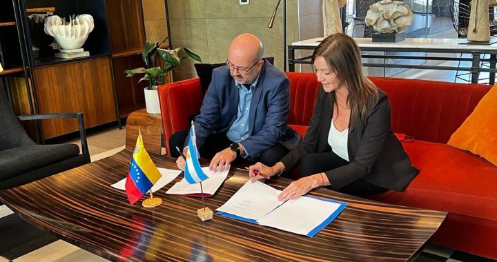 Venezuela y Argentina firmaron acuerdos para incrementar vuelos comerciales