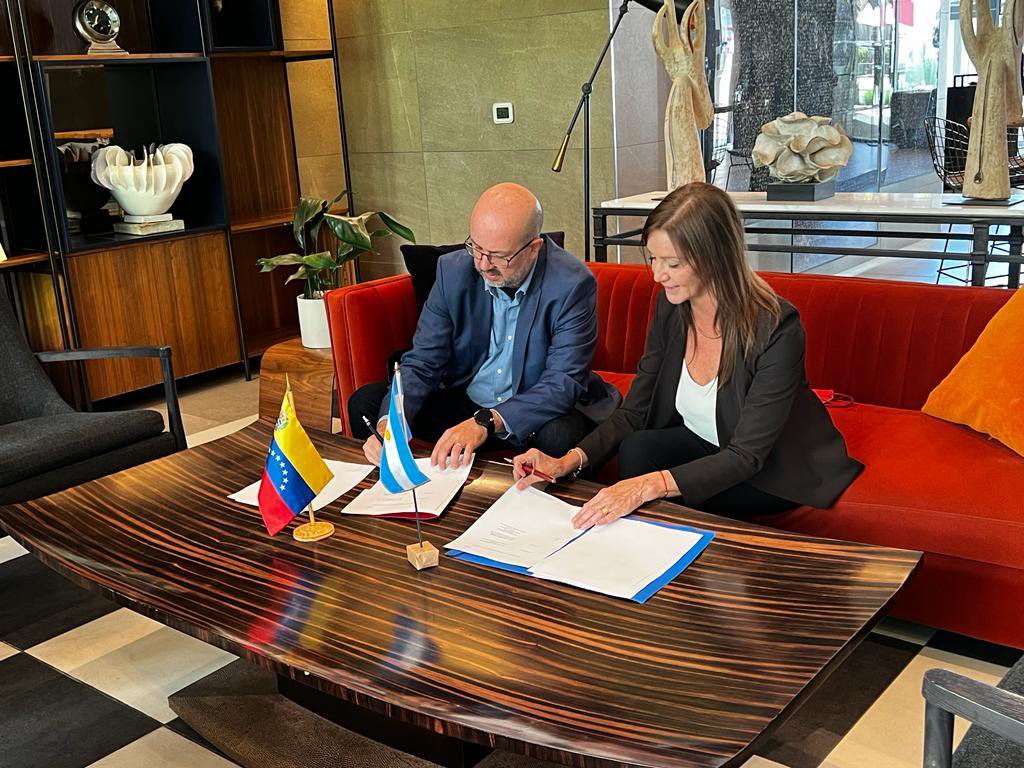 Venezuela y Argentina firmaron acuerdos para incrementar vuelos comerciales