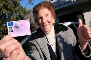 ¡Insólito! ¡Mujer de 100 años en Italia renueva su licencia de conducir! - FOTO