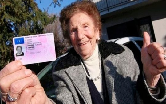 ¡Insólito! ¡Mujer de 100 años en Italia renueva su licencia de conducir! - FOTO
