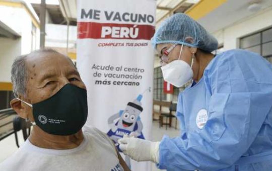 Casos de Covid-19 en Perú incrementan y las autoridades estudian la posibilidad de volver al uso de tapabocas