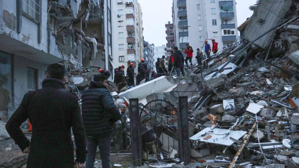 Cifras de fallecidos en aumento tras terremoto en Turquía