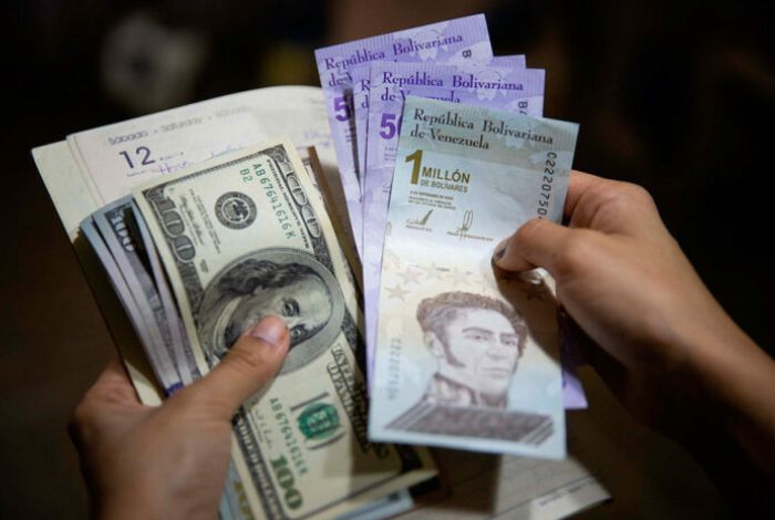 Dólar oficial cerró en 23,80 bolívares y el paralelo supera los 25 bolívares
