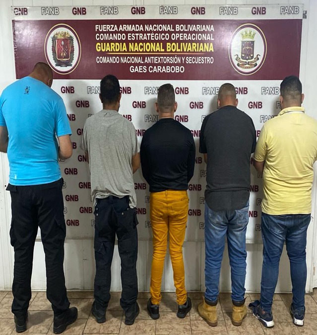 Detuvieron a cinco policías con armas de guerra