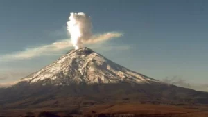 Volcán Cotopaxi en Ecuador emite nube de gases y ceniza a mil metros