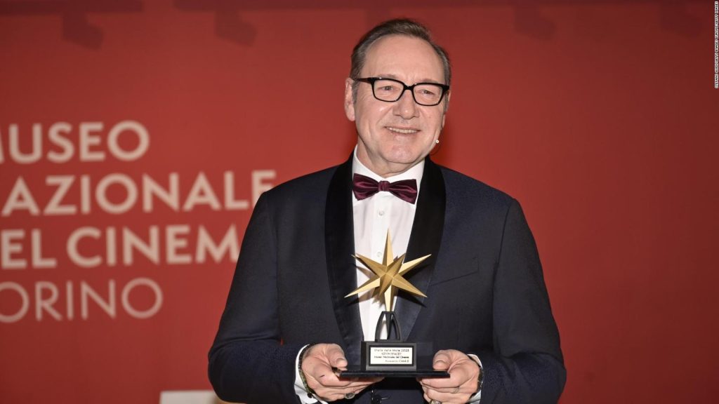 Kevin Spacey elogia las "agallas" de museo italiano por darle reconocimiento