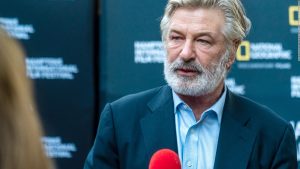 ¿Qué implica la acusación de "homicidio involuntario" para Alec Baldwin?