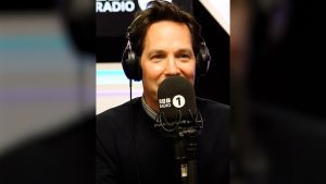 Olivia Colman le hace una divertida broma a actor de Ant-Man, Paul Rudd, durante un programa de radio | Video