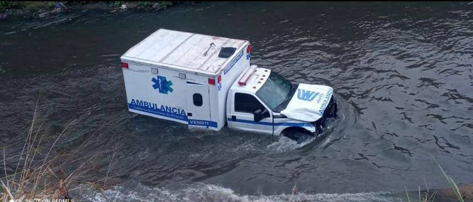 Una ambulancia cayó al río Guaire