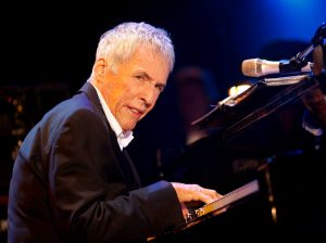 Burt Bacharach, compositor de éxitos pop, falleció a los 94 años