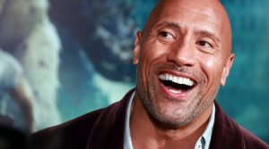 Dwayne Johnson comparte un sentido mensaje después de que su madre sobreviviera a un accidente de coche