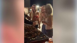 El brutal acoso de cuatro jóvenes a vendedor migrante en EEUU (Video)