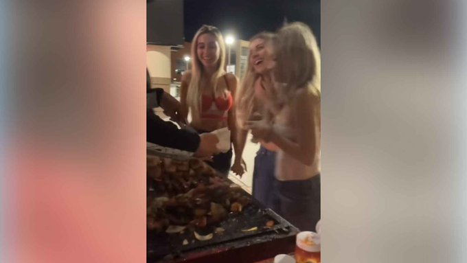 El brutal acoso de cuatro jóvenes a vendedor migrante en EEUU (Video)