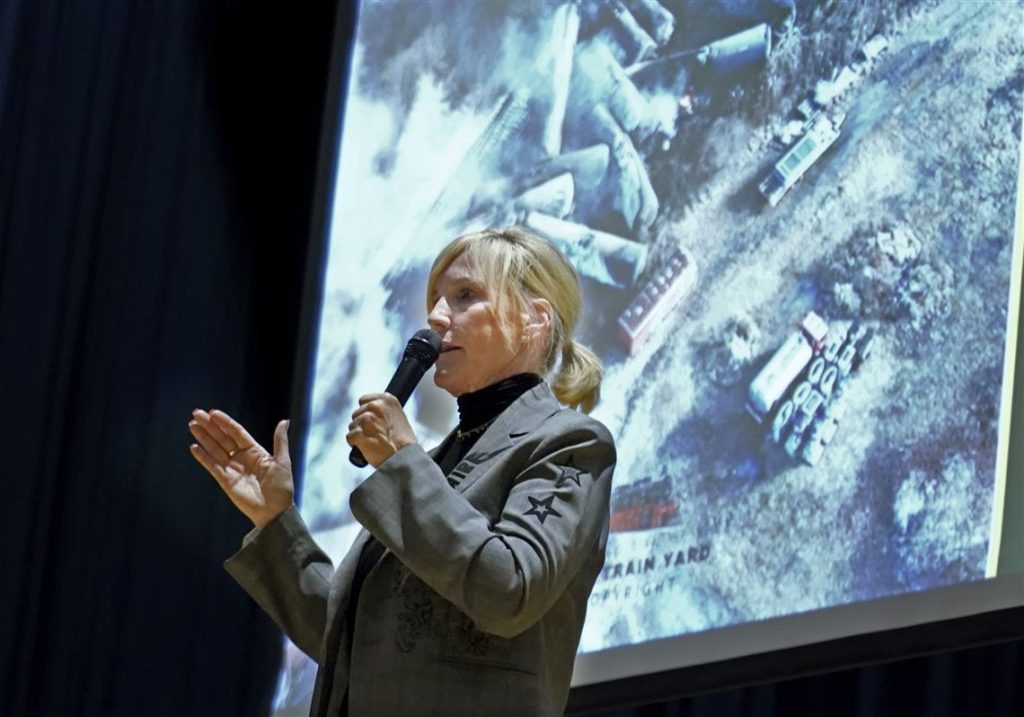 Brockovich advierte de peligros por descarrilamiento en Ohio