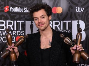 ¿Lo harías? Harry Styles bebió agua de un zapato usado