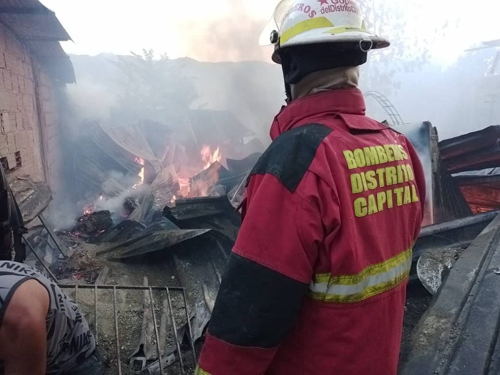 Incendio afectó tres viviendas en Guarenas
