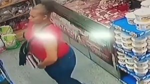 Difunden imágenes de una mujer metiéndose dos bandejas de carne en sus partes intimas en un mercado de La Guaira