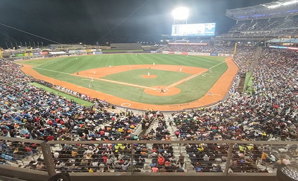 Los Leones del Caracas rugieron ante Panamá