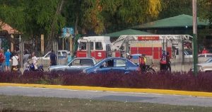 Árbol les cayó encima mientras comían en un restaurante y un niño de 5 años falleció