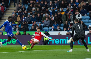 Arsenal firme en el liderato