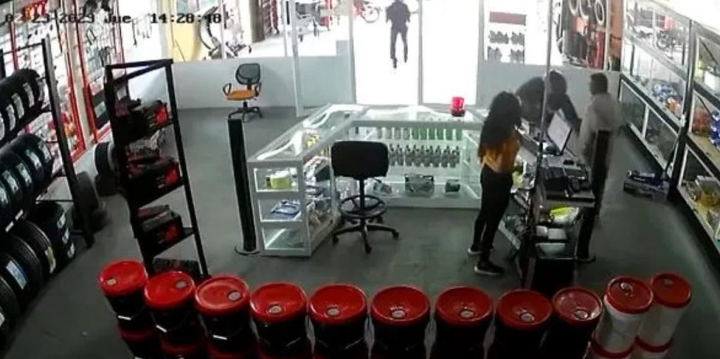 Cámaras de seguridad captaron el robo a mano armada en una cauchera de Maturín