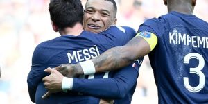 El emotivo abrazo de Kylian Mbappé a Leo Messi en el triunfo del PSG ante Lille