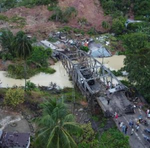 Dos fallecidos tras derrumbe que colapsó puente de Onia en El Vigía