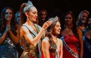 Miss Universo R’Bonney coronó a su sucesora (Imágenes)