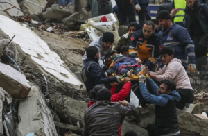 Terremoto en Turquía y Siria causa más de 2.300 muertes