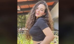 Venezolana se hace viral tras asegurar ser abuela a los 22 años (Video)